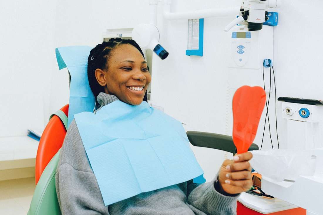 Paciente sorrindo durante consulta odontológica