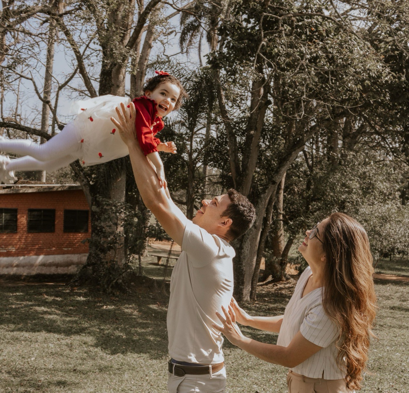 Família feliz aproveitando um momento juntos ao ar livre